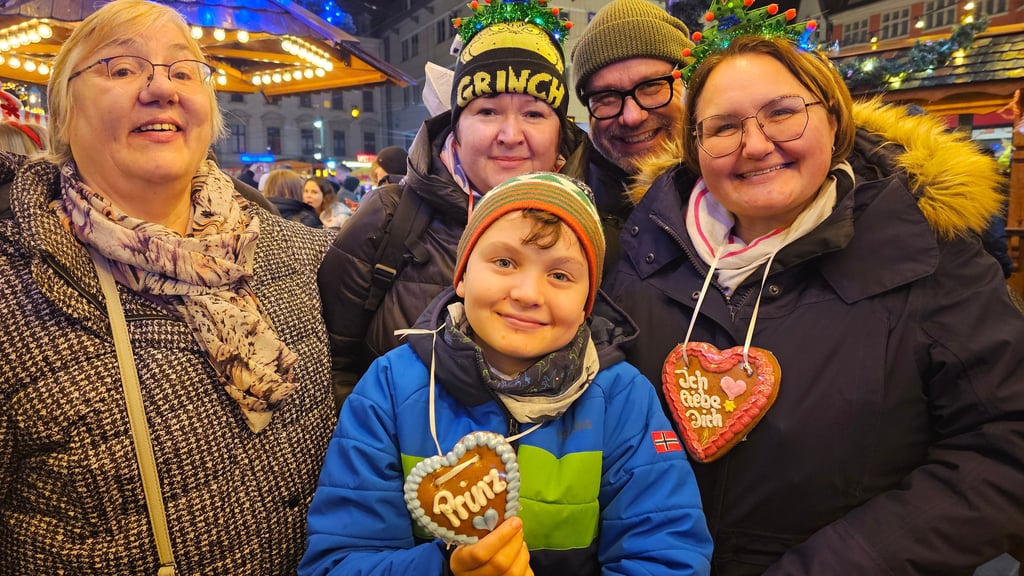 Konny und Andreas Dörfler (v.r.) besuchen mit Sohn Nils, Alexandra Glöß (l.) und Freundin Doreen Sandweg den halleschen Weihnachtsmarkt.