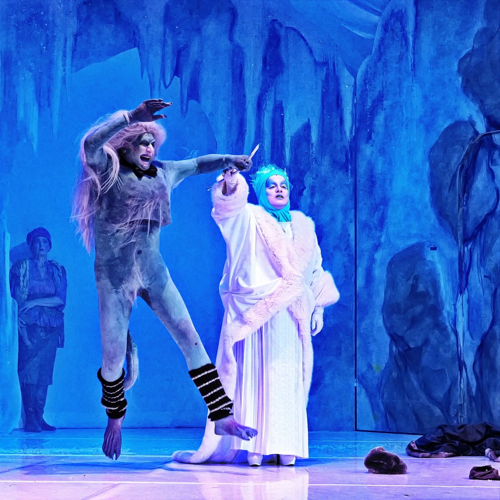 Stephan Werner Dick und Julia Siebenschuh in „Die Schneekönigin“