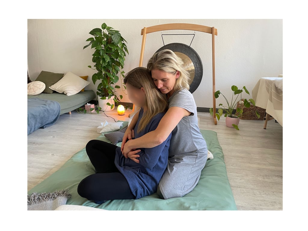 Zu Marie-Luise Weinreich kommen Menschen, die wenig Berührung in ihrem Leben erfahren haben, gerade und auch in der Kindheit.