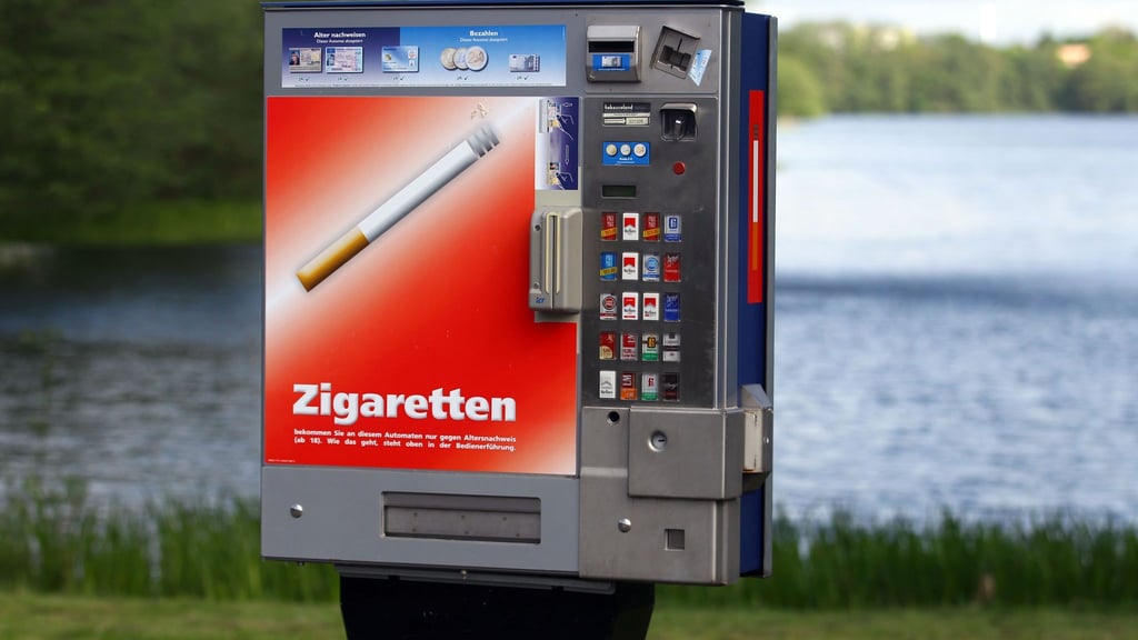 Nach der Sprengung eines Zigarettenautomaten in Erfurt sind zwei mutmaßliche Täter gefasst worden (Symbolbild).