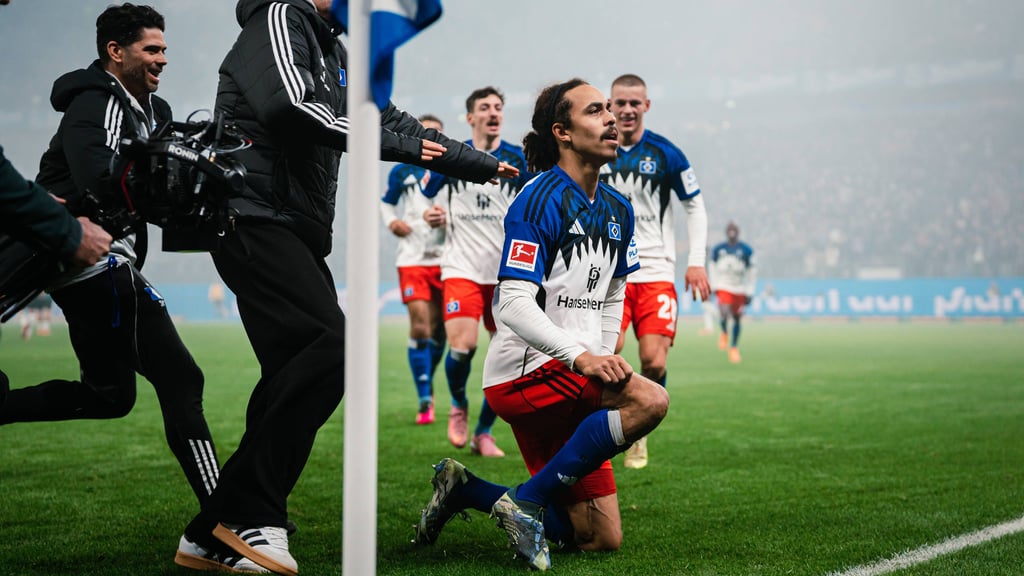 Kniefall vor der Kurve. Yussuf Poulsen.