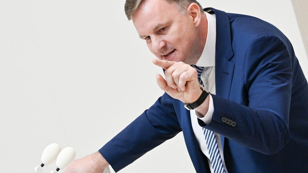 Der CDU-Finanzpolitiker Steeven Bretz fordert von der Landesregierung mehr Details über die geplanten Projekte im Milliardenpaket des Bundes für Infrastruktur (Archivbild).