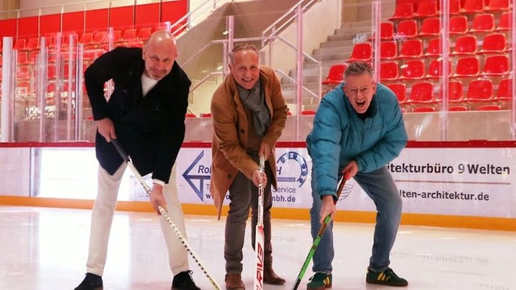 Lassen sich nicht aufs Glatteis führen: Nur für den Fotografen sind Daniel Mischner von den Saale Bulls (v.l.), Stadtmarketing-Geschäftsführer Mark Lange und Opernintendant Walter Sutcliffe aufs Eis gegangen. Gemeinsam stecken sie mitten in den Vorbereitungen für das Weihnachts(mit)singen im Eisdom. 