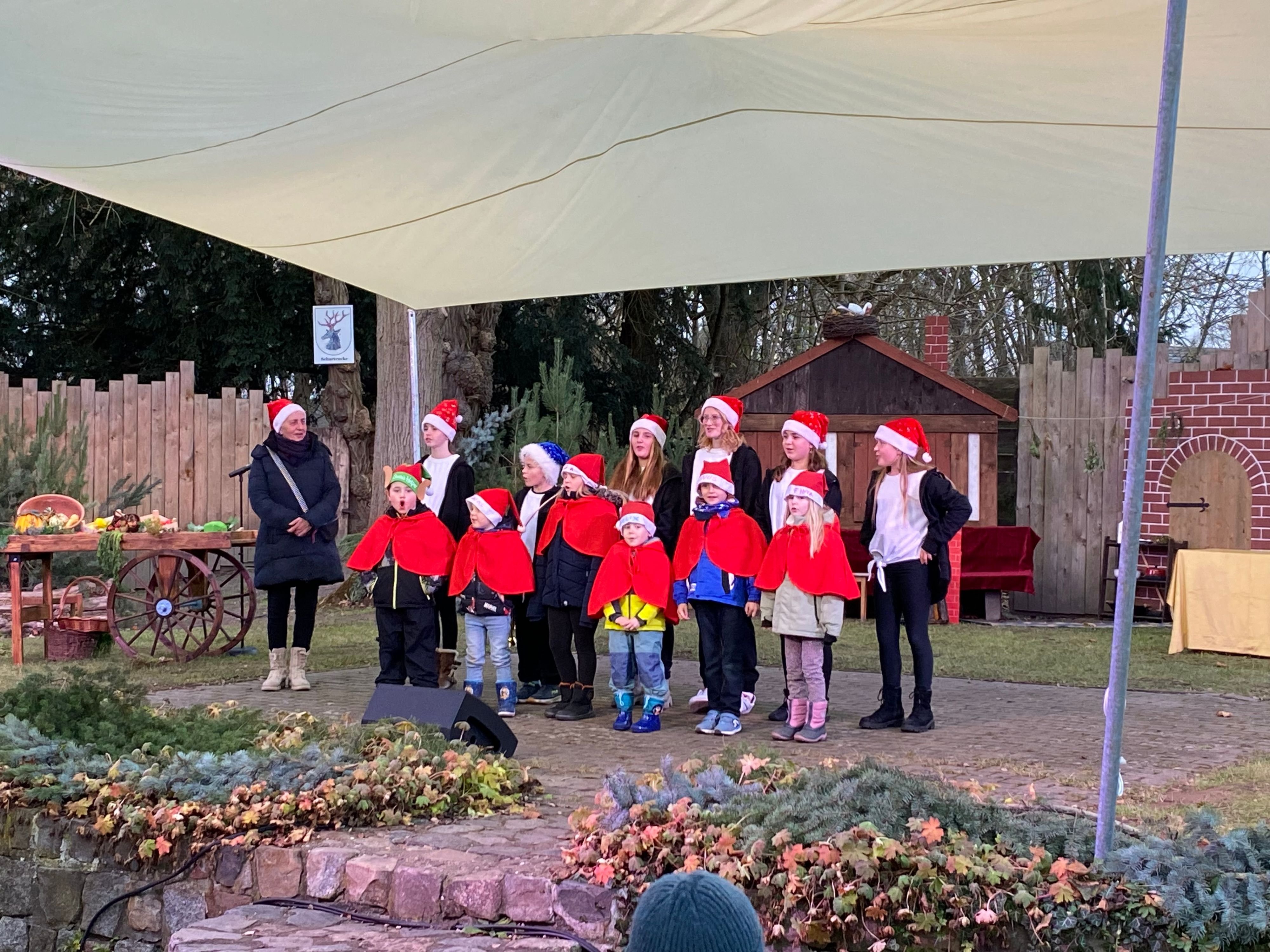 Neuer Weihnachtsmann nach 62 Jahren: Redekin im Weihnachtszauber: Wie das Amateurtheater die Besucher in seinen Bann zieht