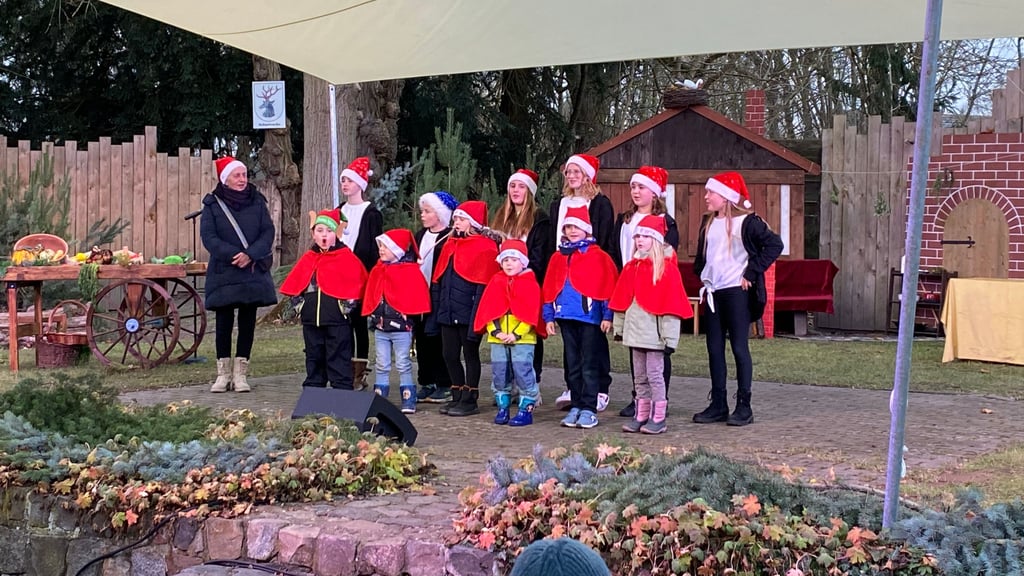 Der Nachwuchs des Redekinder Amateurtheaters sorgt für weihnachtliche Stimmung.