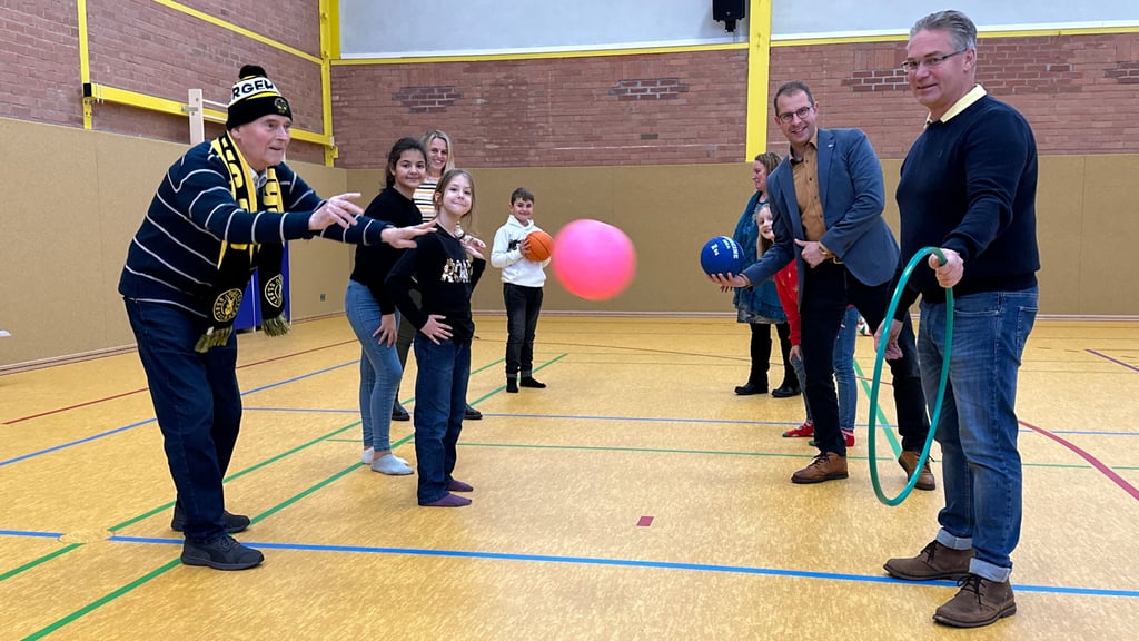 In Burg-Süd kennt sich Philipp Stark (2.v.r.) aus. So war er bei der Eröffnung der neuen Sporthalle.
