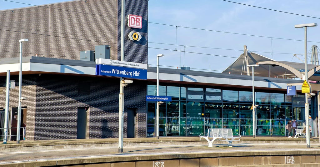  Am Hauptbahnhof Wittenberg gibt es – zusätzlich zu den bereits vorhandenen  –  neue Schilder. Was an deren Ausführung anders ist. 