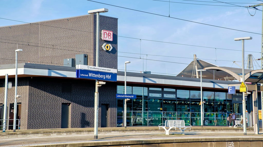Am Hauptbahnhof Wittenberg gibt es – zusätzlich zu den bereits vorhandenen  –  neue Schilder. Was an deren Ausführung anders ist.