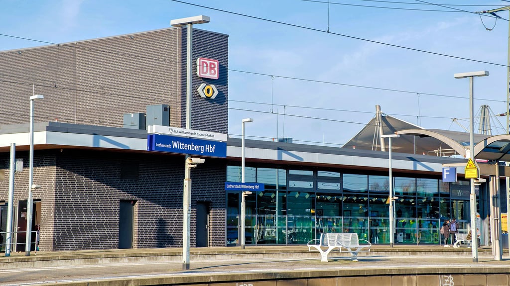 Am Hauptbahnhof Wittenberg gibt es – zusätzlich zu den bereits vorhandenen  –  neue Schilder. Was an deren Ausführung anders ist.