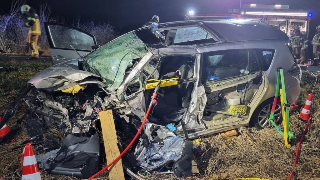 Ein tödlicher Verkehrsunfall hat sich am Sonntagabend zwischen Strenzfeld und Neugattersleben ereignet. 