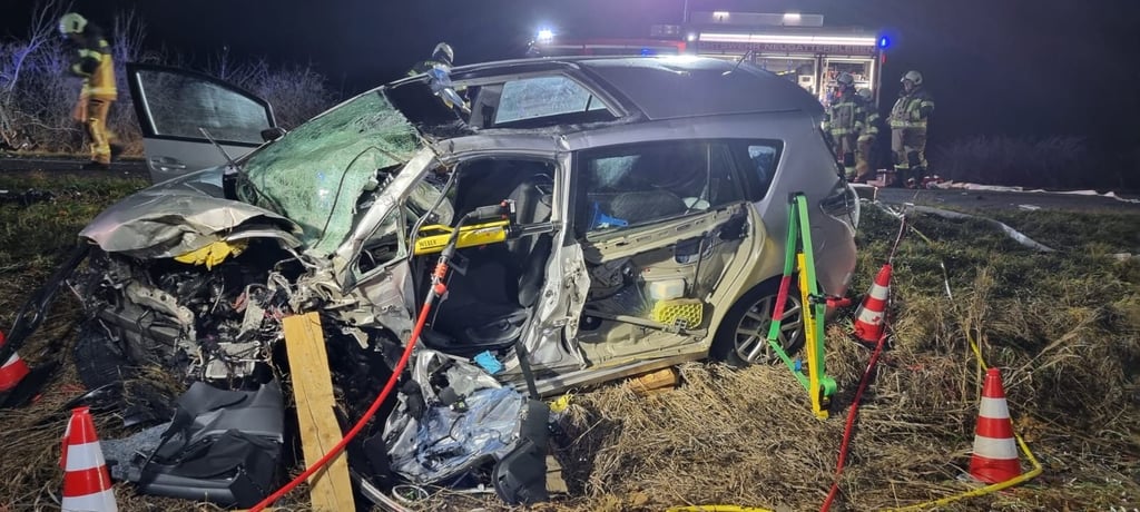 Ein tödlicher Verkehrsunfall hat sich am Sonntagabend zwischen Strenzfeld und Neugattersleben ereignet. 