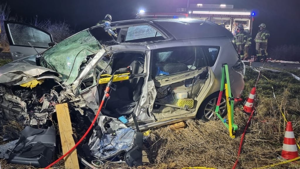 Ein tödlicher Verkehrsunfall hat sich am Sonntagabend zwischen Strenzfeld und Neugattersleben ereignet. 