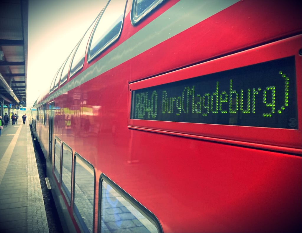 Die Regionalbahn 40 von Magdeburg nach Burg endet derzeit in Biederitz. Der Stellwerksbrand bei Gerwisch wirbelt den Fahrplan noch durcheinander. 