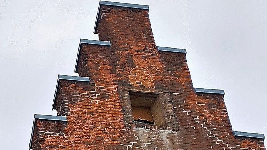Wo sonst die Schuluhr war, klafft derzeit ein Loch im Mauerwerk der Perver-Grundschule. 