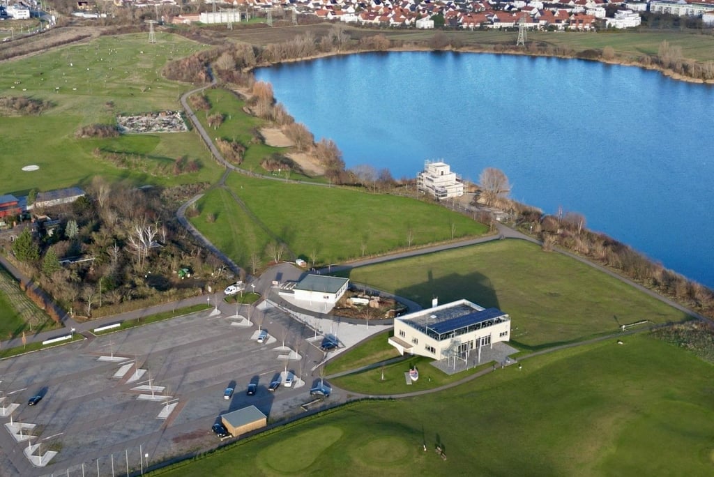 Unterhalb der Gaststätte des Golfplatzes am Hufeisensee in Halle soll in Richtung Büschdorf (also nach links) der neue Freizeitpark entstehen. 