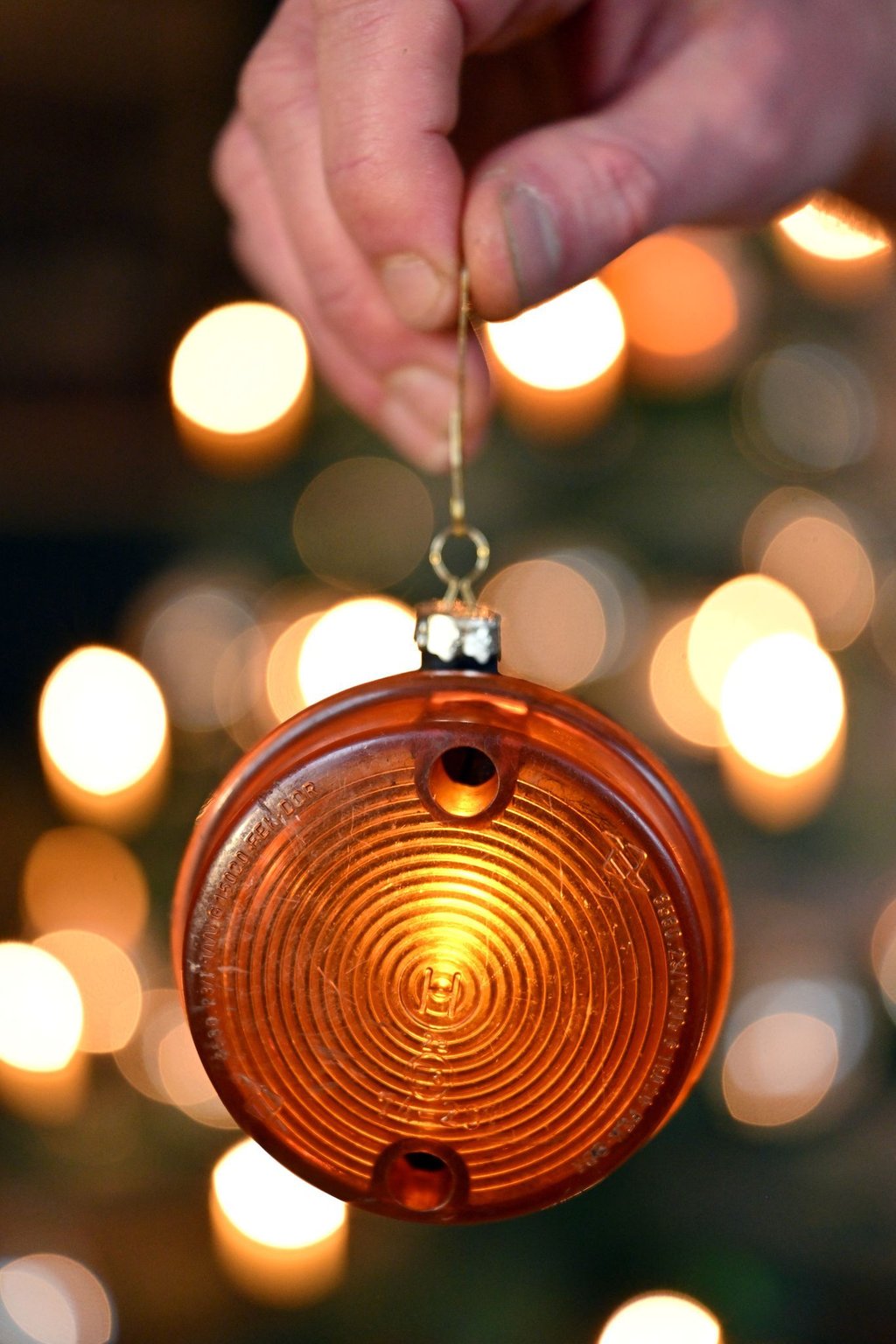 Nostalgisch: Weihnachtsbaumkugeln aus echten Blinklichtern der Kult-Mopeds von Simson.