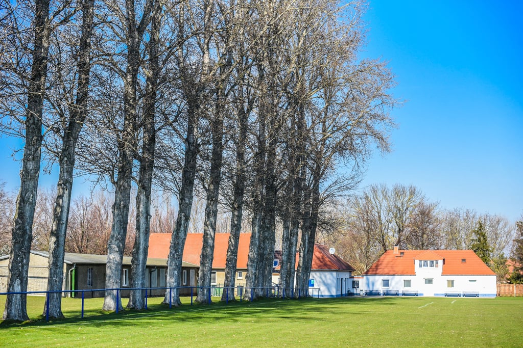 Die SV Großgräfendorf hat einen gut gepflegten Rasenplatz. Doch ein wetterfester Kunstrasenplatz fehlt bisher