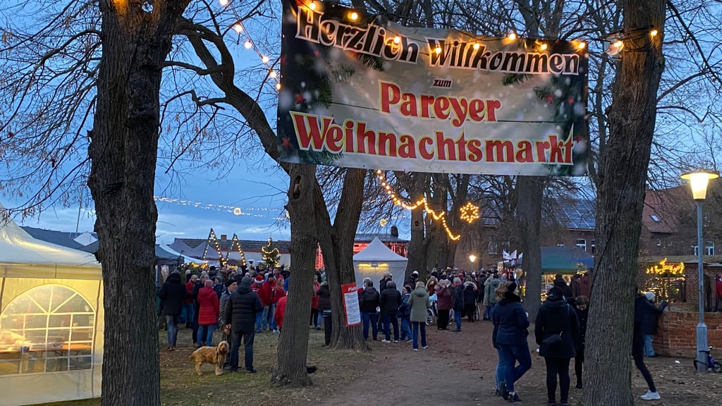 Kaum zu verfehlen: Das Festgelände des Weihnachtsmarktes in Parey. 