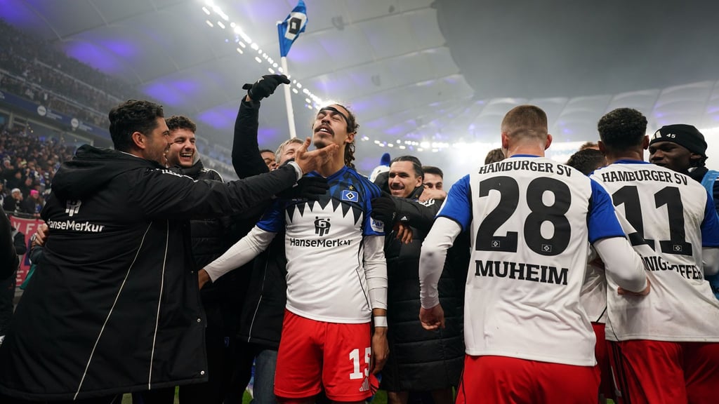 Yussuf Poulsen und seine Teamkollegen vom Hamburger SV jubeln nach dem Siegtor zum 3:2 gegen Werder Bremen.