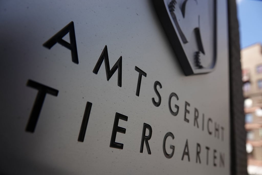 Zwei Männer, die zur linksextremen Szene gehören sollen, stehen nach einem Angriff auf einen Rechtsextremisten vor Gericht. (Symbolbild)