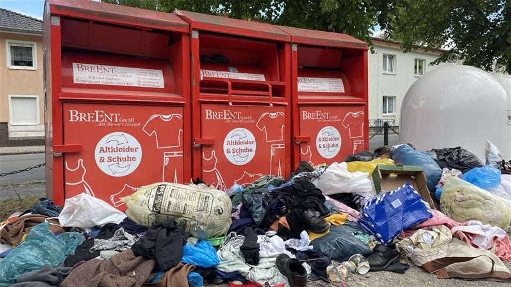 Das Altkleider-Chaos in Gardelegen wird immer schlimmer: Bald ist hoffentlich Schluss mit den übervollen Altkleidercontainern in der Stadt. Die Verwaltung hat dafür einen drastischen Schritt ergriffen.&nbsp;