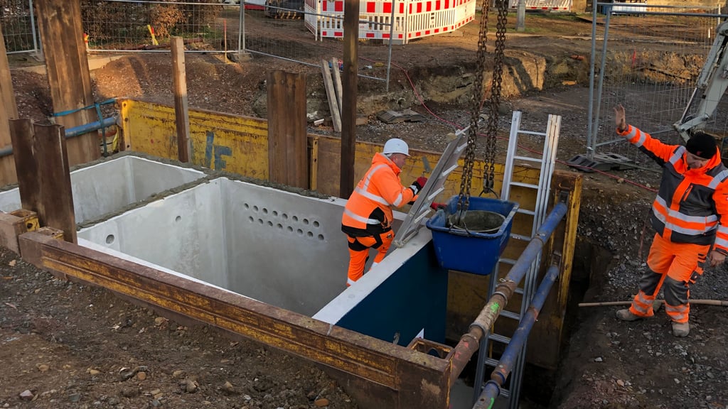 Vor wenigen Tagen ist die Brunnenkammer in die Baugrube gesetzt worden. Diese wird unter anderem die gesamte Technik für den neuen Denkmalbrunnen aufnehmen, der in Quedlinburg gerade gebaut wird.