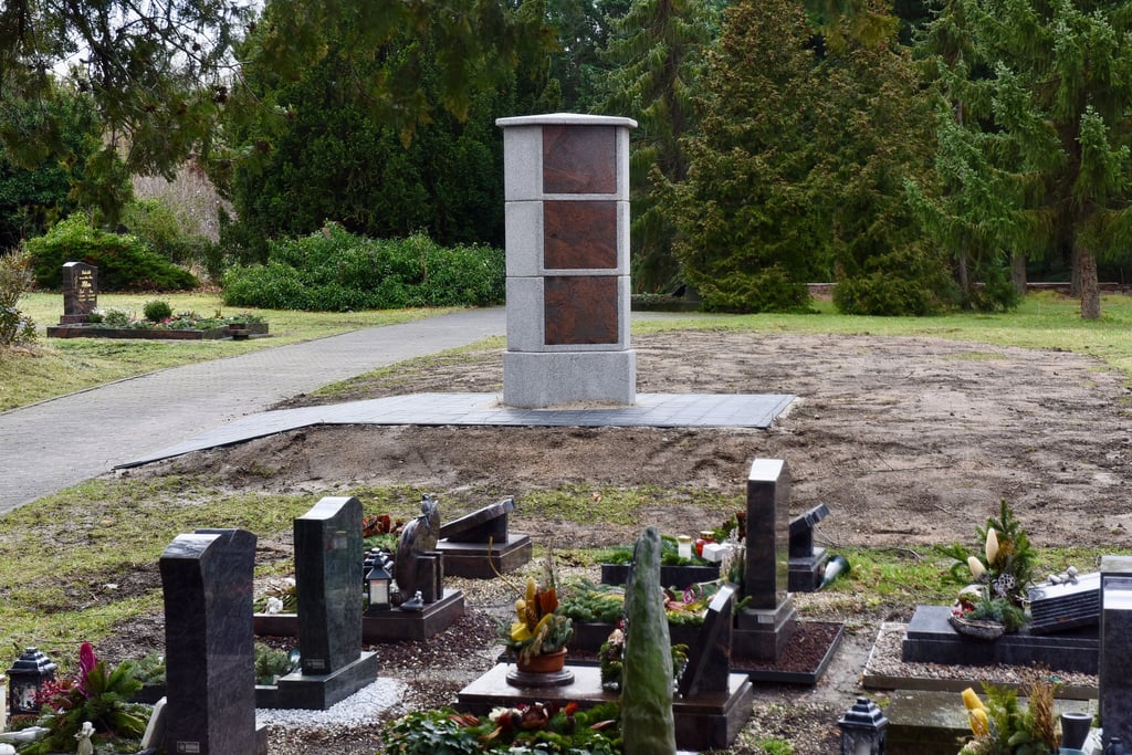 Die erste Urnenstele auf dem Friedhof in Wansleben wurde 2024  als Erinnerungsort für die Hinterbliebenen errichtet. Mittlerweile wurden zwei weitere Stelen dort aufgestellt.