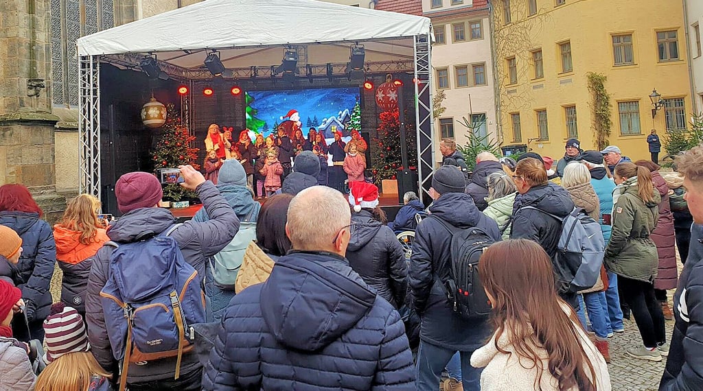  Das Bühnenprogramm ist gut besucht.