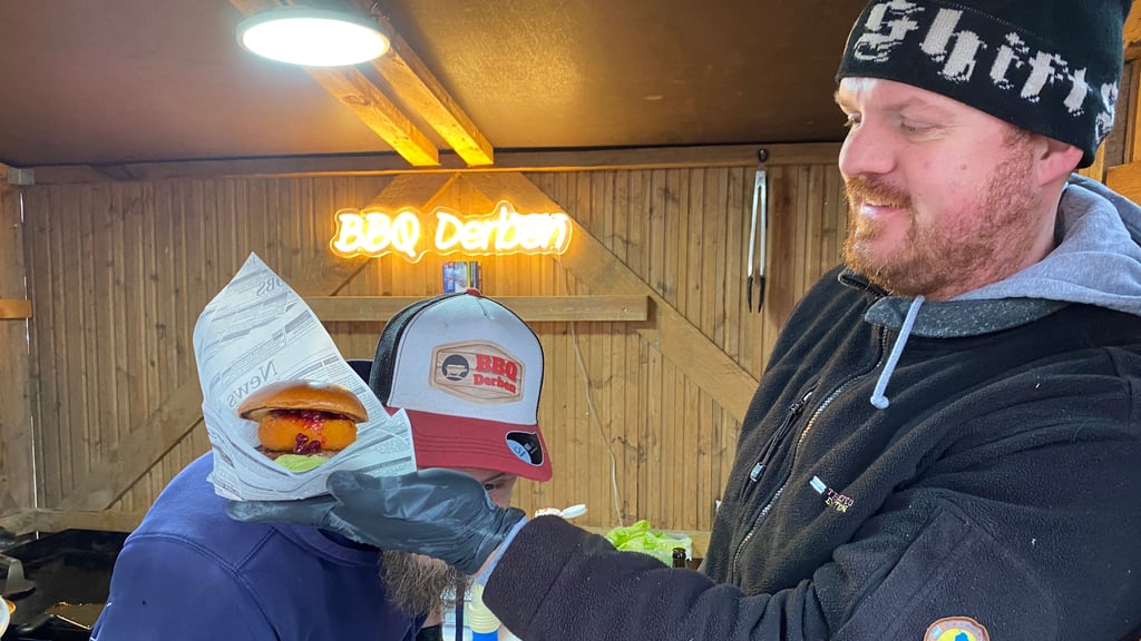 Den Christmas-Burger vom BBQ-Verein Derben hat es beim Weihnachtsmarkt in  Altenplathow gegeben.