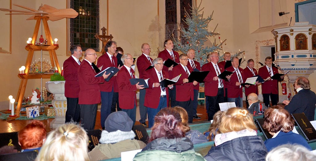 Mit neuem Weihnachtsschmuck in der St.-Vitus-Kirche Güsten gab Peter Blail sein letztes Adventskonzert als musikalischer Leiter des Männerchors Germania.