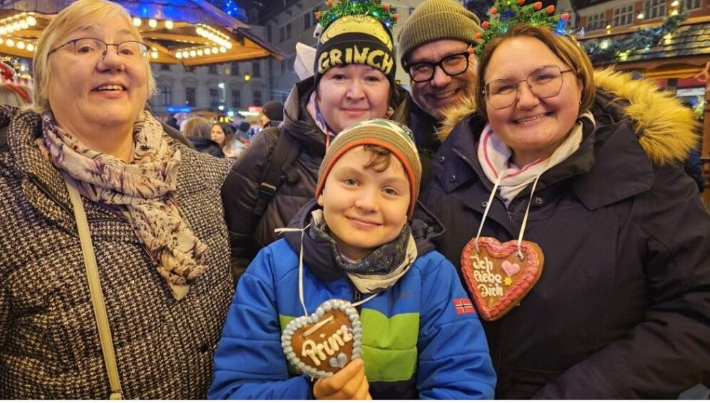 Konny und Andreas Dörfler (v.r.) besuchen mit Sohn Nils, Alexandra Glöß (l.) und Freundin Doreen Sandweg den halleschen Weihnachtsmarkt.