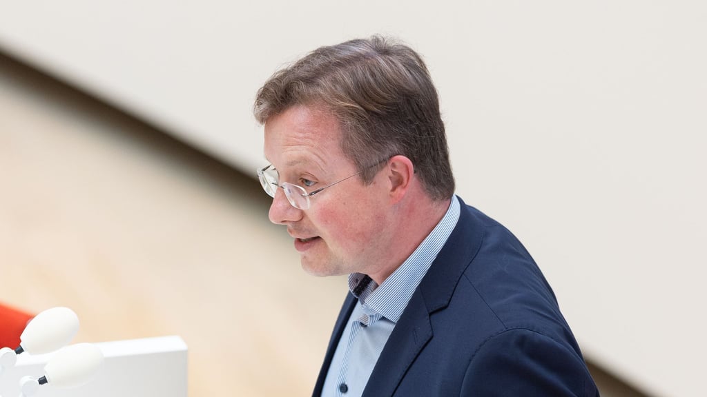 Der Präsident des Landesrechnungshofs Brandenburg, Harald Kümmel, fordert das Land auf, künftig weniger Schulden zu machen. (Archivbild)