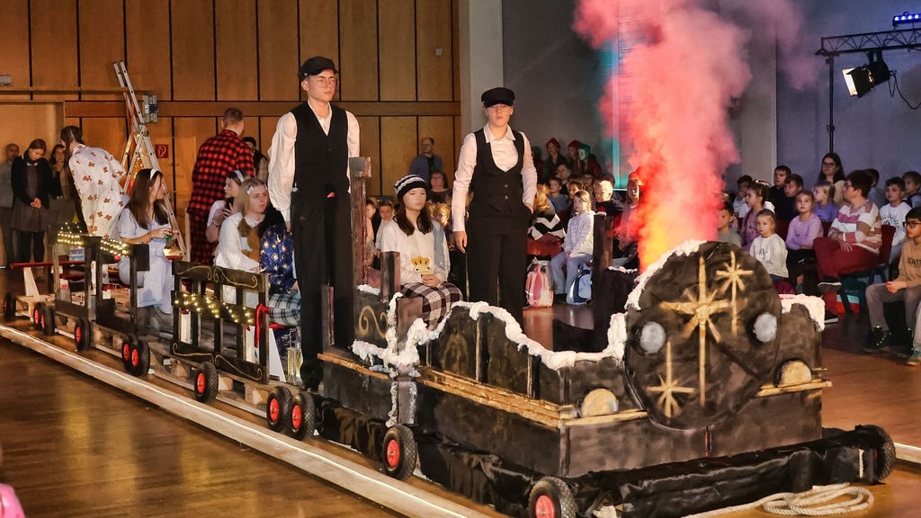 Beim Weihnachtsmusical am Scholl-Gymasium in Sangerhausen dampft in diesem Jahr der Polar-Express durch die Aula.