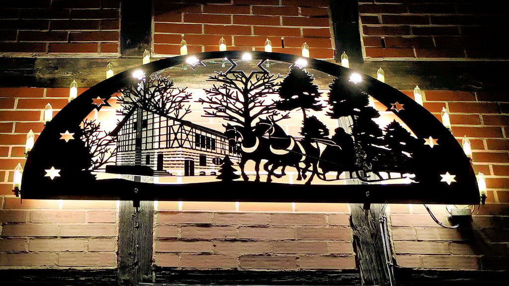 Am Giebel vom Haus „Waldblick“ des Diest-Hofes befindet sich ein großer Schwibbogen. Beim Adventsmarkt am Freitag ist er eingeweiht worden. 