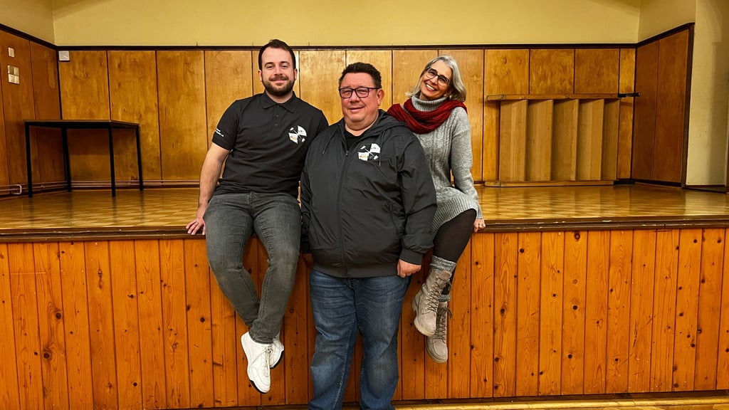 Die letzten Vorbereitungen für die Weihnachtsrevue laufen. Gemeinsam mit den weiteren Mitgliedern wollen Kevin Grönitz (v.l.), René König und Nicola Reinhard-Pillen den Saal in Sietzsch in ein Weihnachtsland verwandeln.