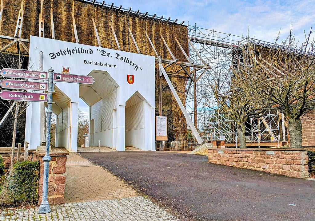 Eigentlich ist der Eingang zum Kurpark in Bad Salzelmen nicht asphaltiert, doch es gibt einen guten Grund, warum er es aktuell ist.