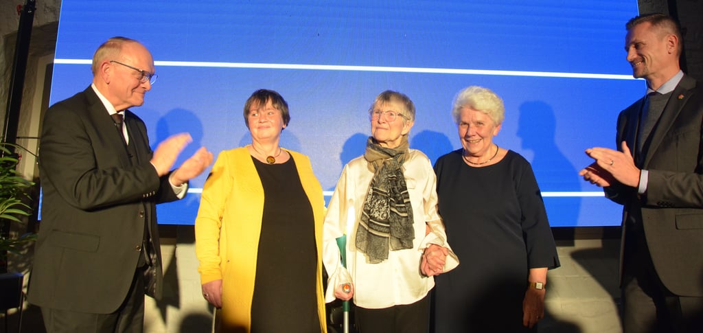 Viel Applaus für die Preisträgerinnen des diesjährigen Ehrenamtspreises derStadt Oschersleben.