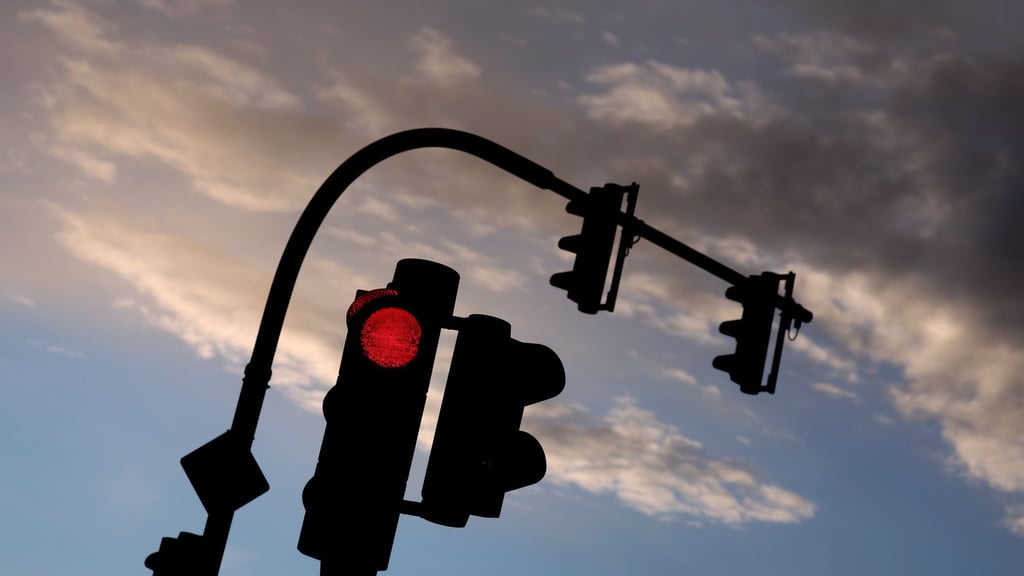 Der Mann stand mit seinem Fahrzeug an einer roten Ampel . (Symbolbild)