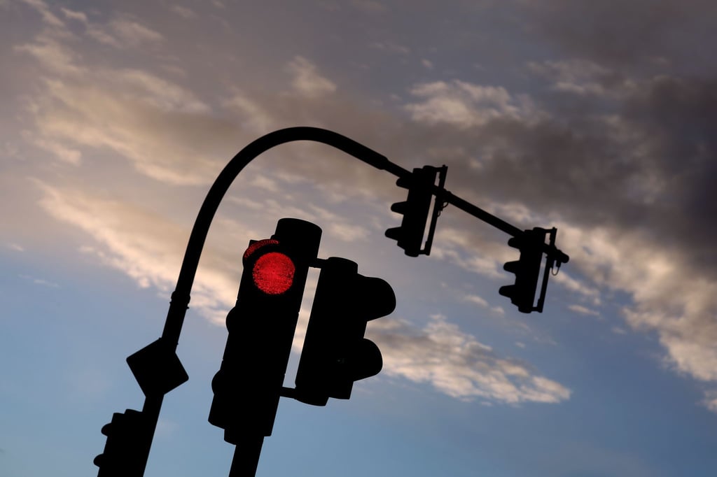 Der Mann stand mit seinem Fahrzeug an einer roten Ampel . (Symbolbild)