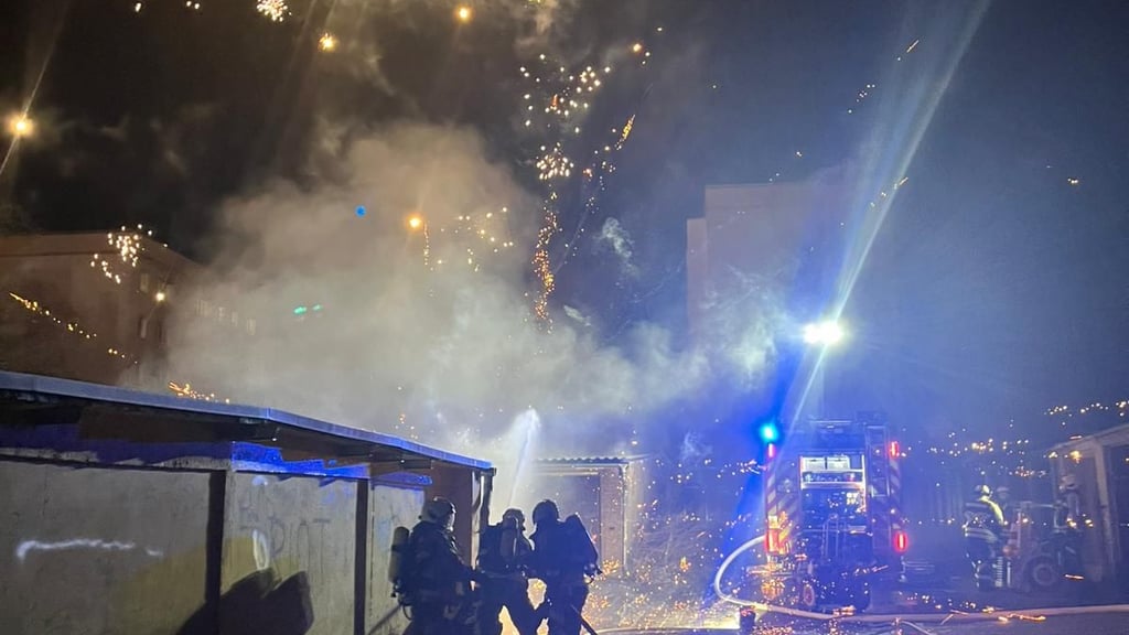 In einem Hagel aus explodierenden Böllern löscht die Feuerwehr am Montagabend in Sangerhausen Südwest eine Garage, in der massenhaft Feuerwerk in die Luft gegangen ist.