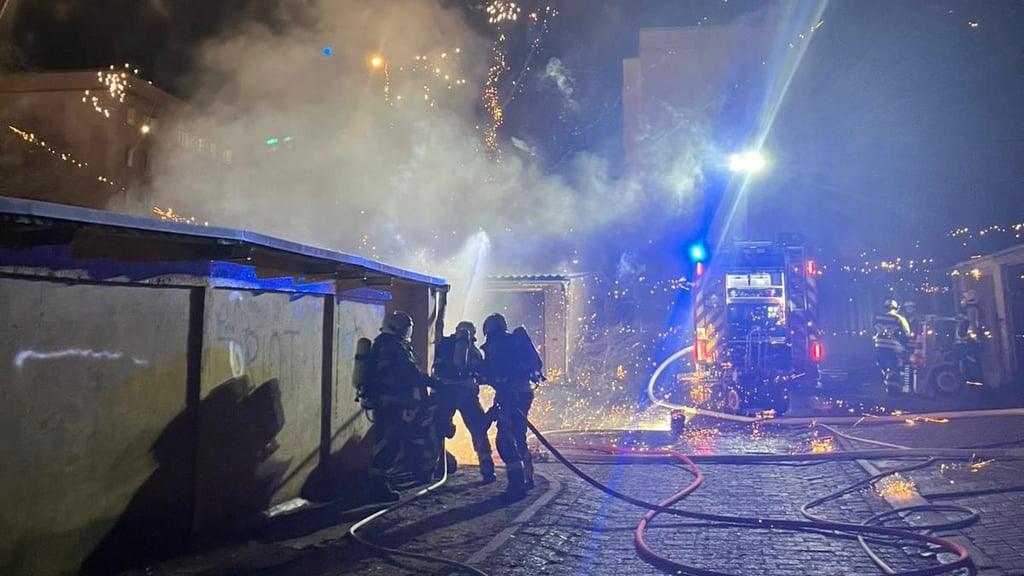 In einem Hagel aus explodierenden Böllern löscht die Feuerwehr am Montagabend in Sangerhausen Südwest eine Garage, in der massenhaft Feuerwerk in die Luft gegangen ist. War es Brandstiftung?
