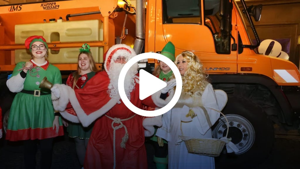 Der Weihnachtsmann fuhr in diesem Jahr mit dem Räumfahrzeug des Bauhofs vor und wurde vom Engel und den Weihnachtselfen auf den Weihnachtsmarkt begleitet.