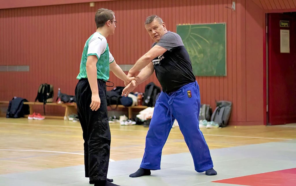 Olaf Rodewald demonstriert mit Joris Tietke eine Handbefreiung. 