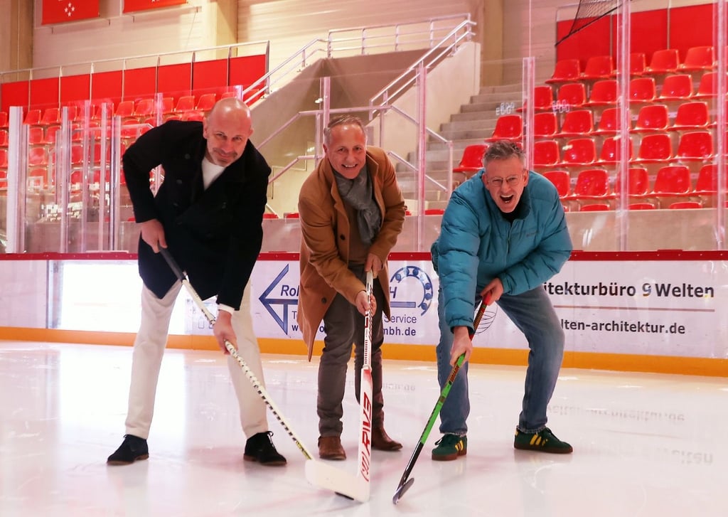 Lassen sich nicht aufs Glatteisen führen: Nur für den Fotografen sind Daniel Mischner von den Saale Bulls (v.l.), Stadtmarketing-Geschäftsführer Mark Lange und Opernintendant Walter Sutcliffe aufs Eis gegangen. Gemeinsam stecken sie mitten in den Vorbereitungen für das Weihnachts(mit)singen im Eisdom.