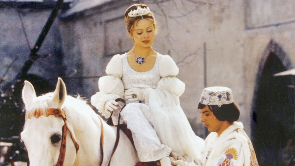 "Drei Haselnüsse für Aschenbrödel": Der Prinz (Pavel Trávnícek) passt Aschenbrödel (Libuse Safránková) den verlorenen Schuh an.