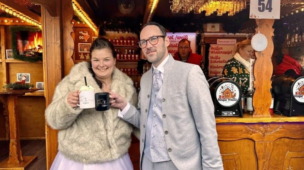 Prost auf eine glückliche Zukunft: Sissy Richter und Tino Wicking stoßen auf dem Weihnachtsmarkt an.
