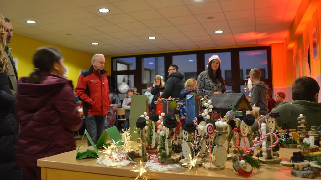 Beim Weihnachtsmarkt im Gymnasium Oschersleben wurde unter anderem liebevoll selbstgebastelte Weihnachtsdeko angeboten.