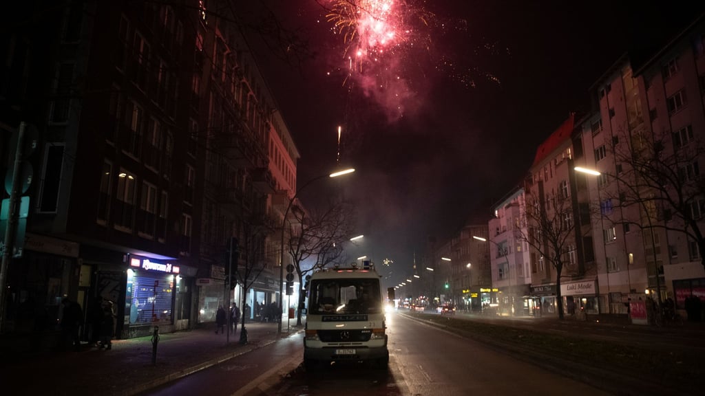 Böllern ist in Berliner Stadtteilen an Silvester erst ab 18.00 Uhr erlaubt.