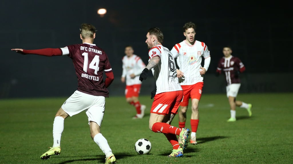 Jan Löhmannsröben (M.) und Julien Damelang (r.) starteten mit dem HFC mit einer Stunde Verspätung beim BFC Dynamo im Berliner Sportforum.