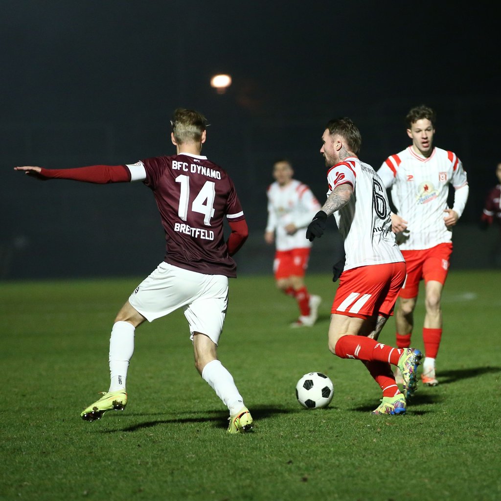 Jan Löhmannsröben (M.) und Julien Damelang (r.) starteten mit dem HFC mit einer Stunde Verspätung beim BFC Dynamo im Berliner Sportforum.